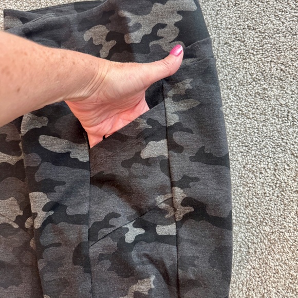 cabi ATC Legging, #3931, EUC, M, Camo (gray/black) - Picture 4 of 8